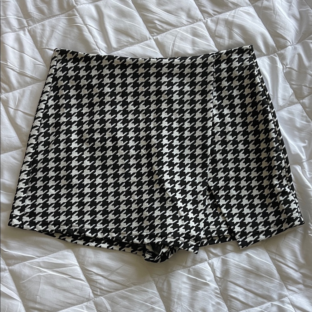 Black & White Houndstooth Women’s Skort